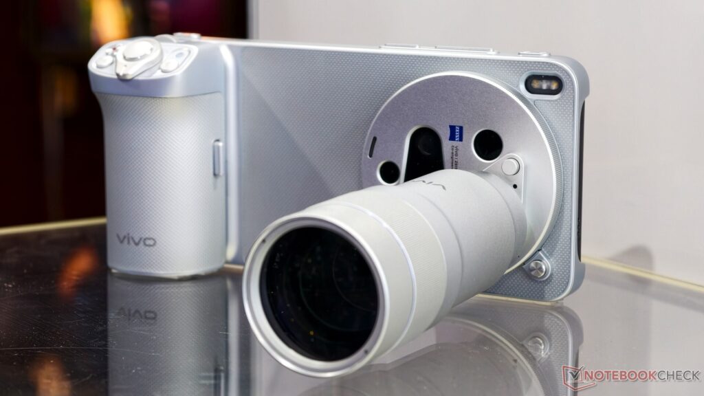 vivo X300 Ultra — смартфон или уже камера? 400 мм, 200 Мп и 70-кратный зум